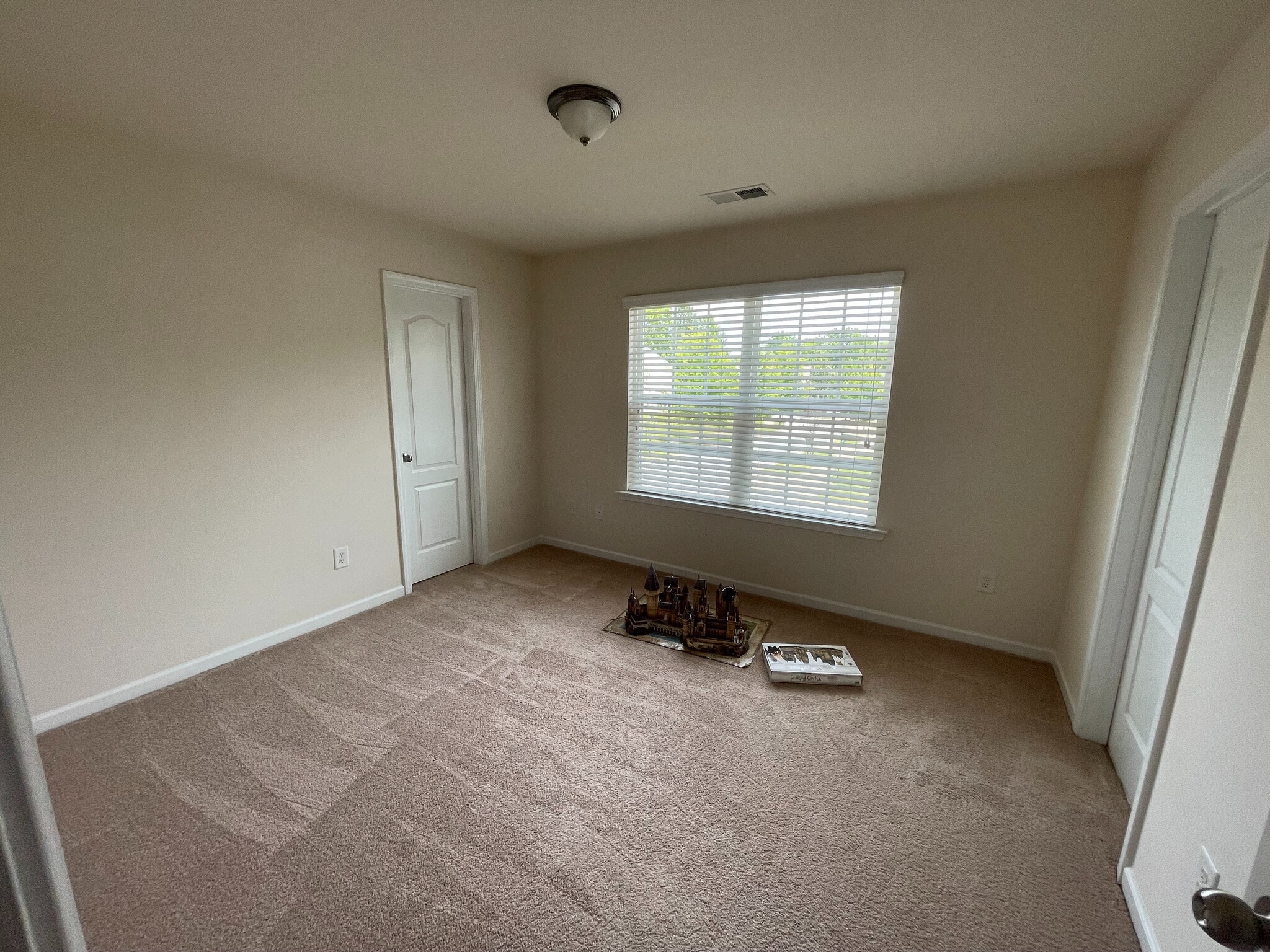 Building Photo - Room in House on Agnew Dr