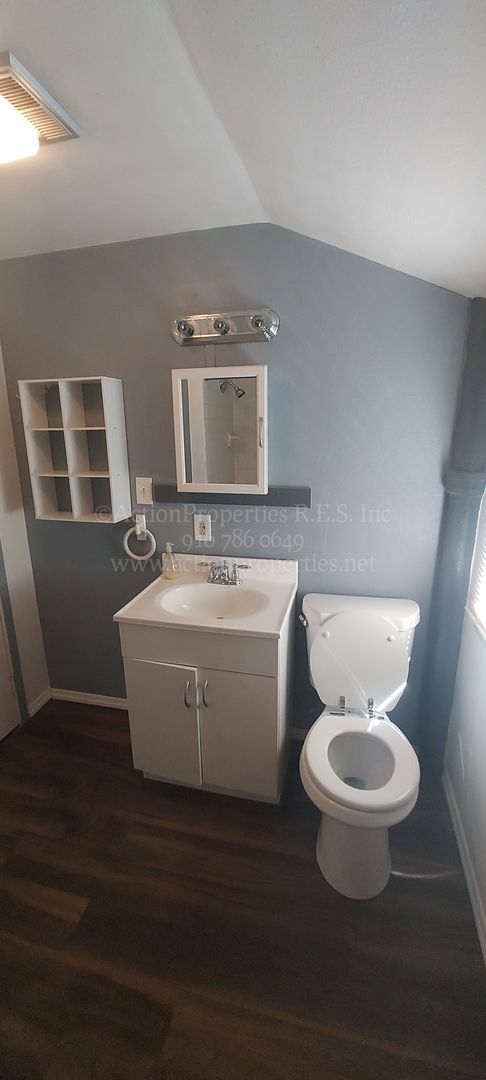 Building Photo - Central Roseville, 1 Bed, 1 Ba, Wall Air, ...