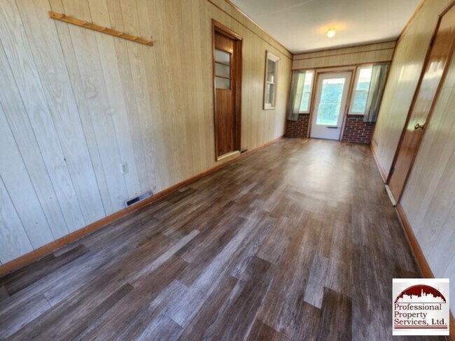 Building Photo - Charming brick rancher offers a perfect bl...