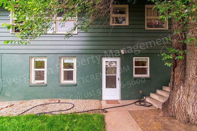 Building Photo - Updated Garden Level Apartment in Central ...