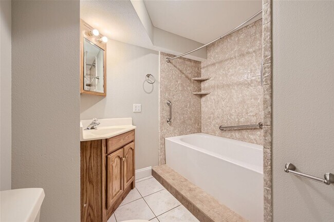 Building Photo - Evolve Real Estate: Amazing 4 Bdr/4 Bath +...