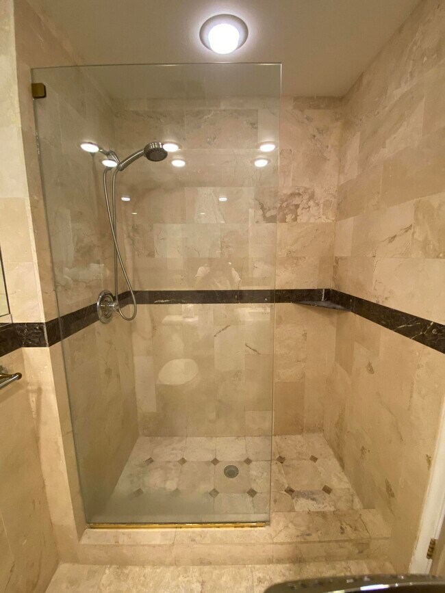 Building Photo - 5790 Fox Hollow Dr