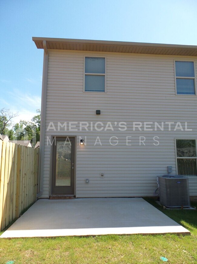 Building Photo - 152 The Heights Dr