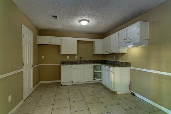 Building Photo - Great 3 Bed 2 Bath House for Rent/ Trussvi...