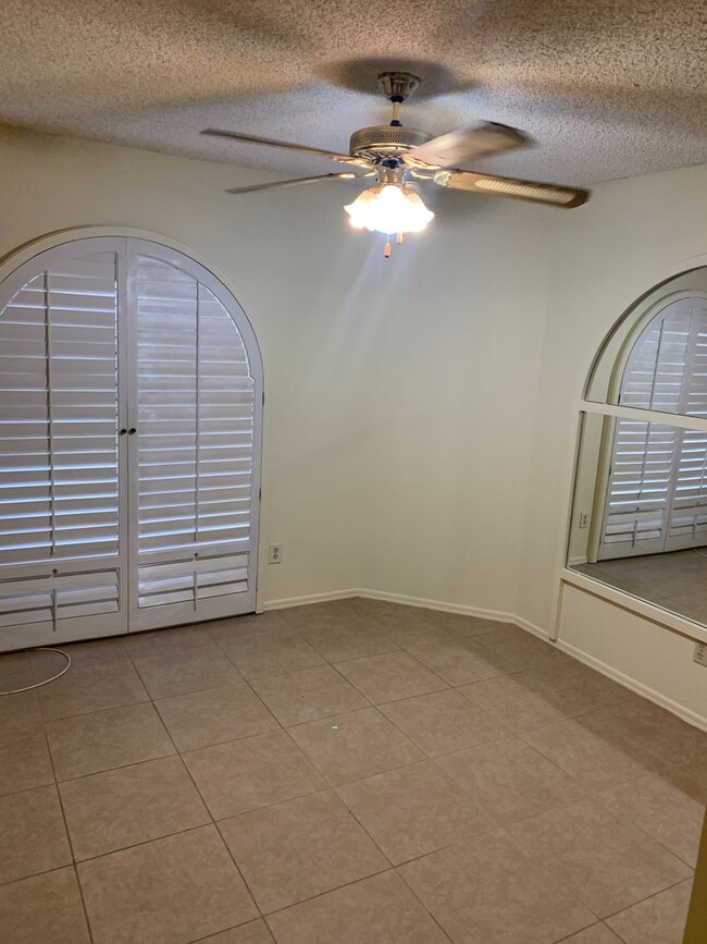 Building Photo - Spacious 3 Bed 2.5 Bath in Glendale