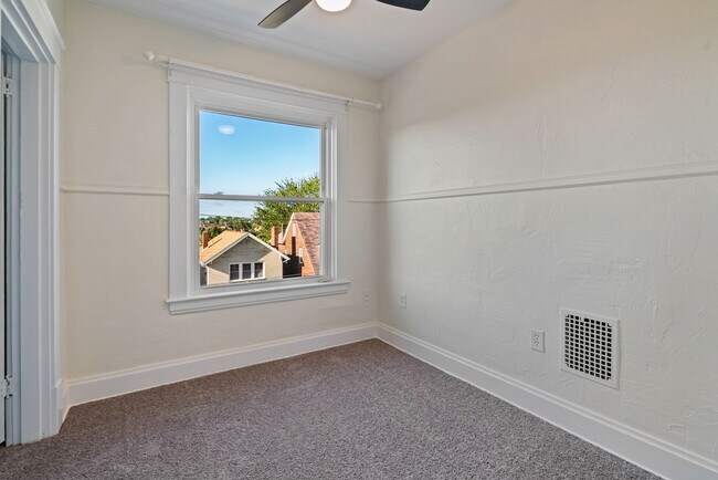 Building Photo - 5 bed 1 bath - newly updated, tons of space, central air, off street parking, laundry