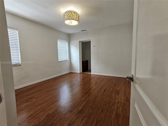 Building Photo - 470 SW 25th Rd
