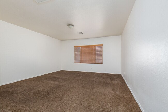 Building Photo - STALLION MOUNTAIN - HUGE 4 BEDROOM, 3 BATH UPGRADED SINGLE STORY