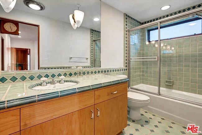 Building Photo - 3916 Rambla Orienta