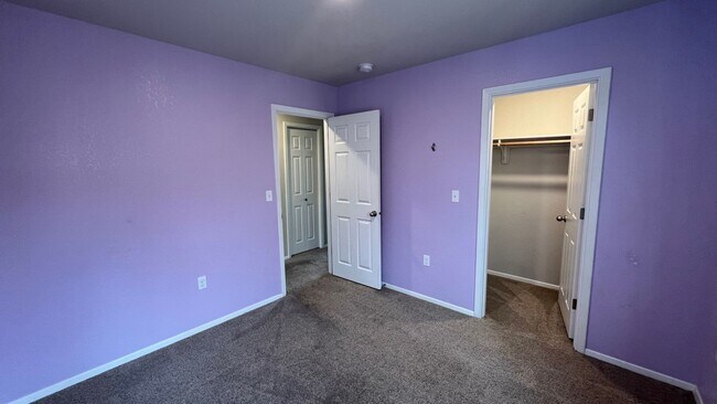 Building Photo - A spacious and well maintained (3) bed, (2.5) bath home between Campbell and Birch Lake.