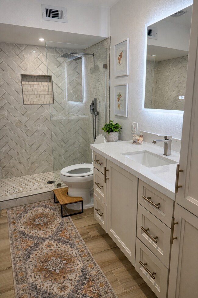 Building Photo - 361 N Post Oak Ln