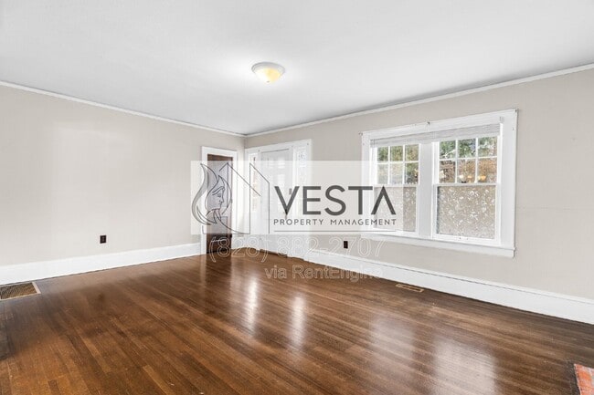 Building Photo - 68 Maple St