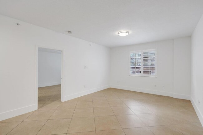 Building Photo - 250 NE 3rd Ave