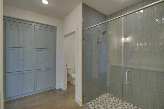 Building Photo - 300 Red Bird Dr