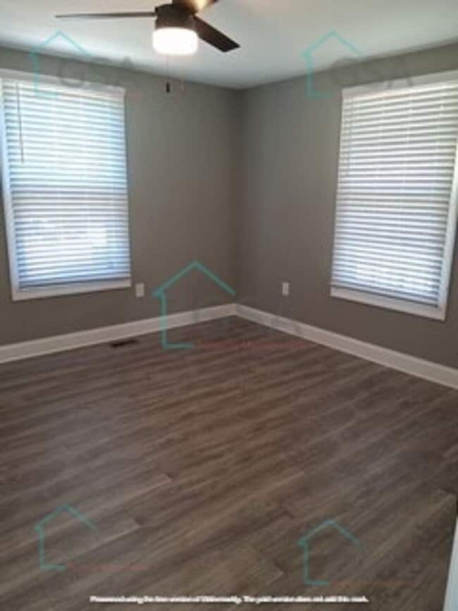 Building Photo - 2 Bedroom 1 Bath Available!
