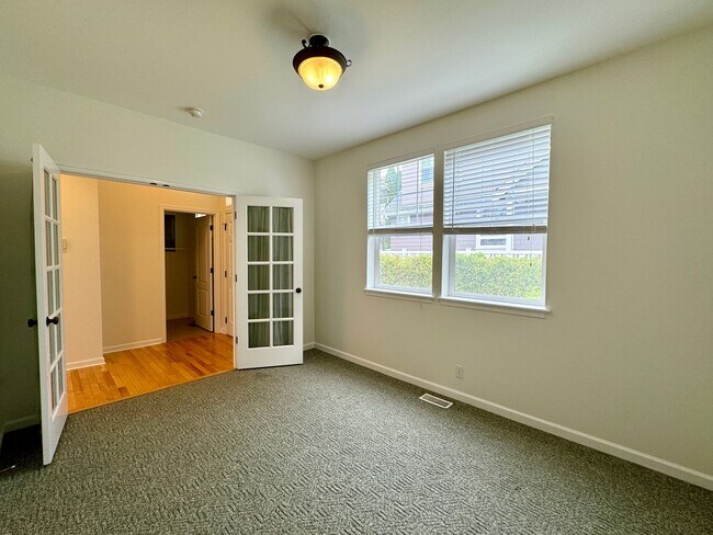 Building Photo - Desirable Poulsbo Place cottage...now avai...