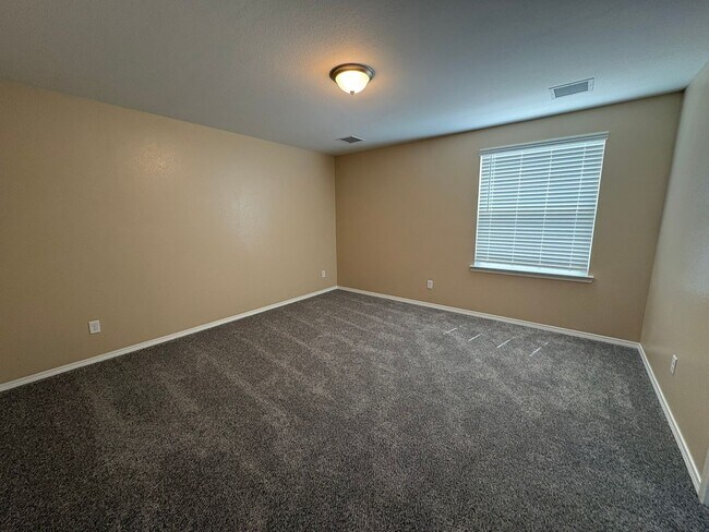 Building Photo - EASTSIDE HOME FOR RENT