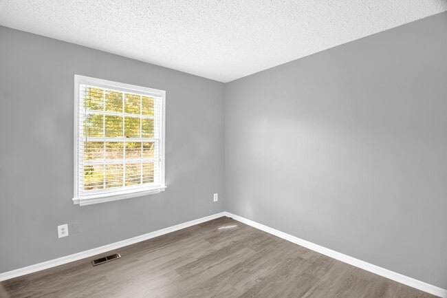 Building Photo - Stunning 3 bedroom, 2 1/2 bathroom End Tow...