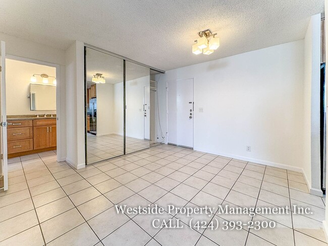 Building Photo - 11645 Montana Ave