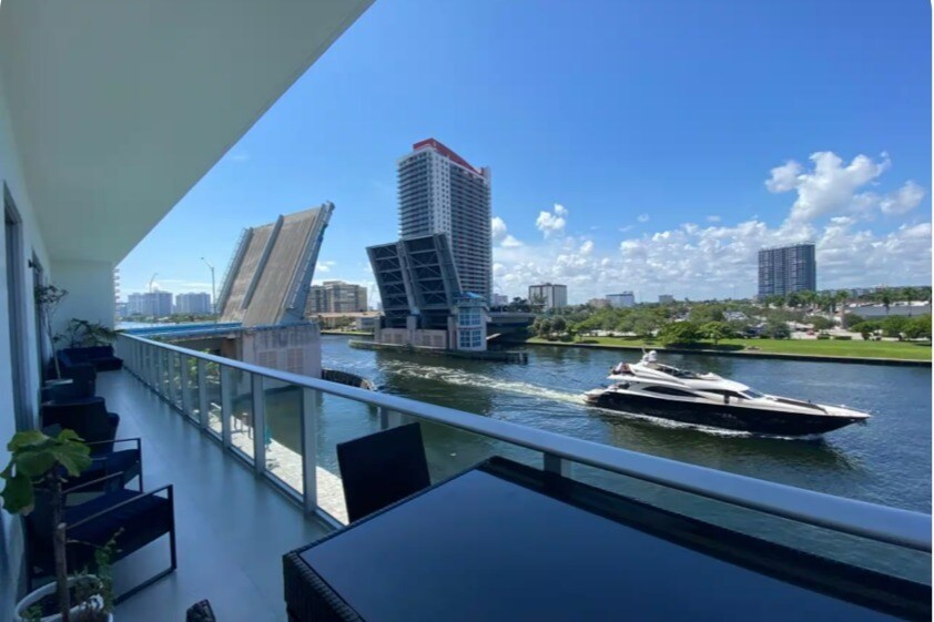 Building Photo - 4010 S Ocean Dr