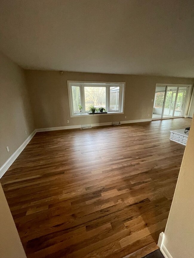 Building Photo - Beautiful Three Bedroom Home