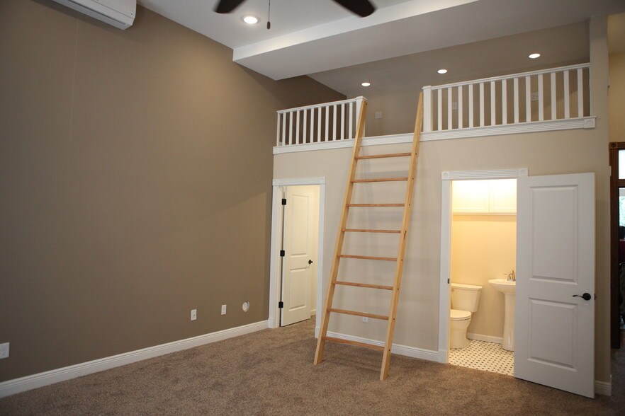 Loft #1, Bath #1 - 114 E University St
