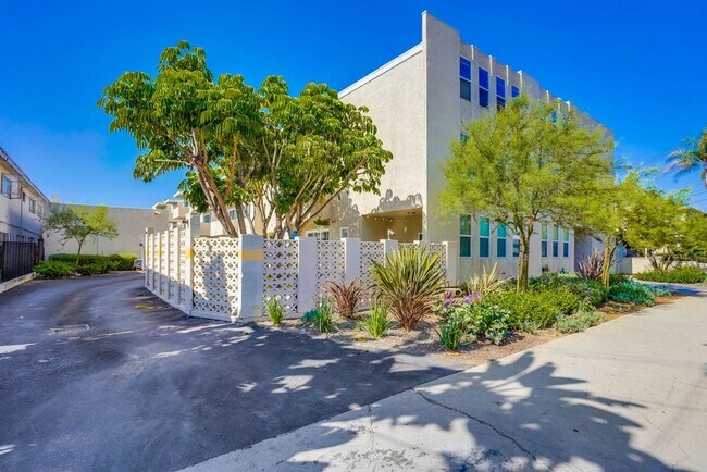 Building Photo - 537 E Hyde Park Blvd