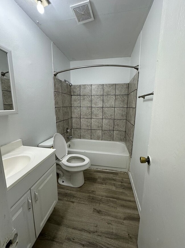 Building Photo - Available Now 3 bedroom 1.5 bathroom 1 car garage!