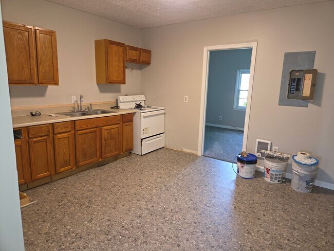 Building Photo - 1008 E Kirby Ave