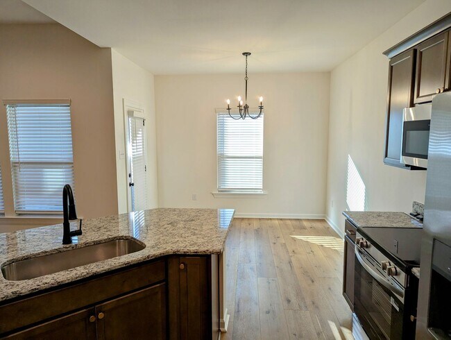 Building Photo - Welcome to Metairie Place!