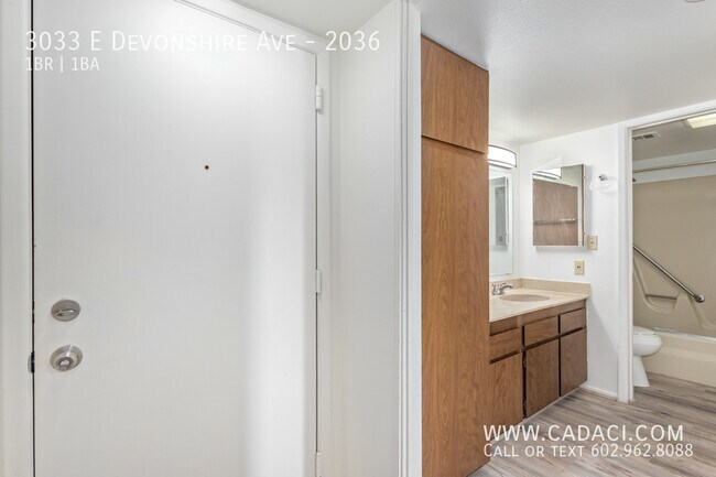 Building Photo - 3033 E Devonshire Ave