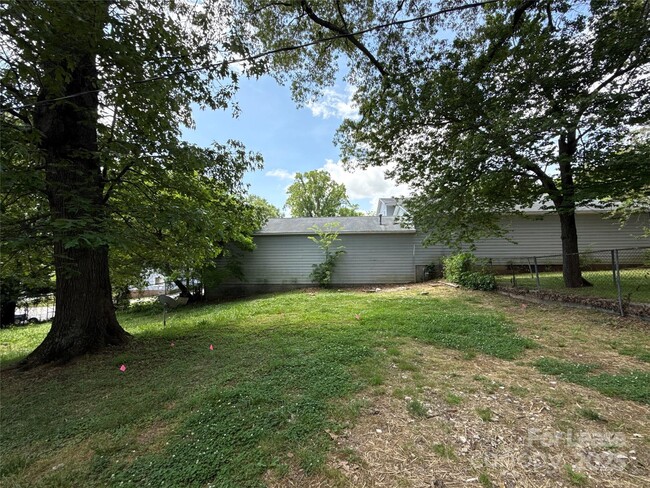 Building Photo - 831 Cason St