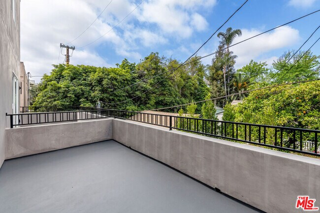 Building Photo - 4333 Dixie Canyon Ave