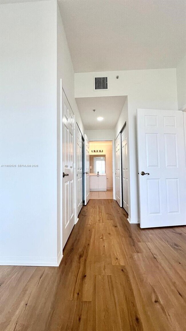 Building Photo - 1203 Town Center Dr