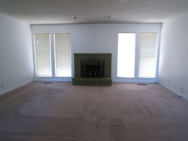 Building Photo - 1600 Fairington Ln