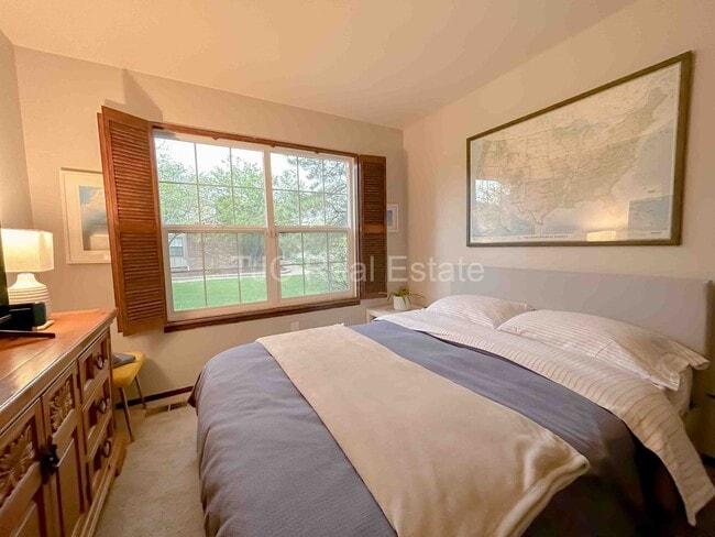 Building Photo - Townhome in the Cherry Creek School District!