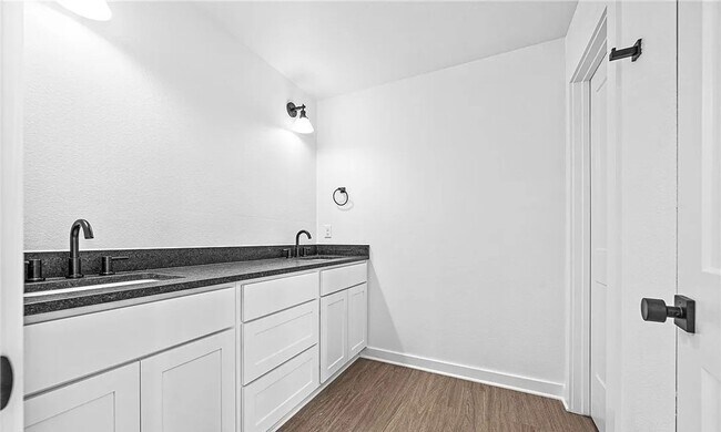 Building Photo - New 2 bedroom 2 bath house/FLEXIBLE LEASE TERM