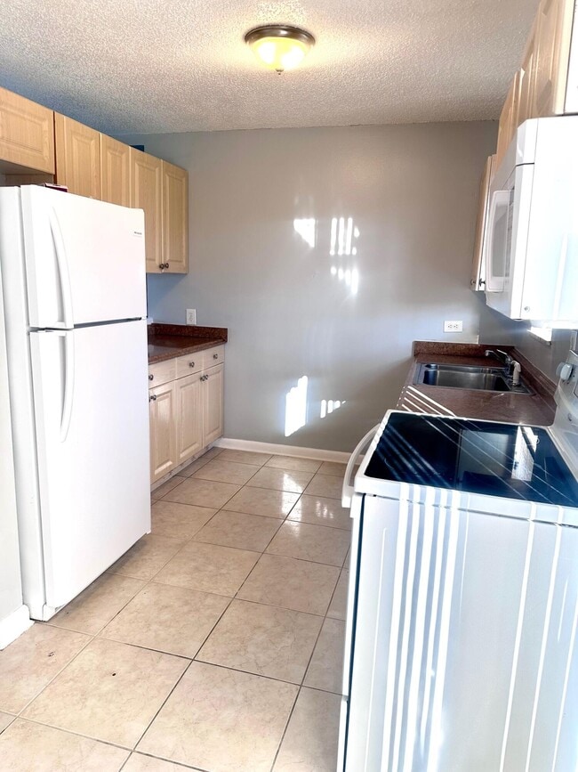 Building Photo - 9326 Sunrise Dr