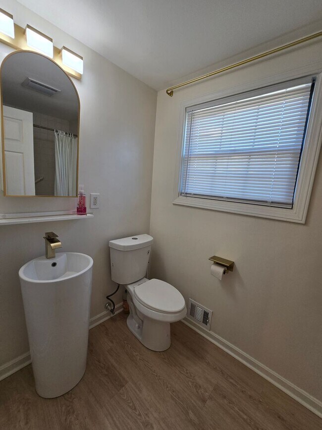 Building Photo - 454 Colonial Dr