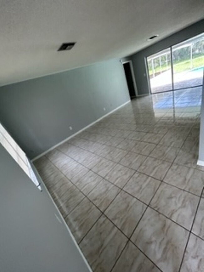 Building Photo - Large  3 bedroom, 2 bath pool home.