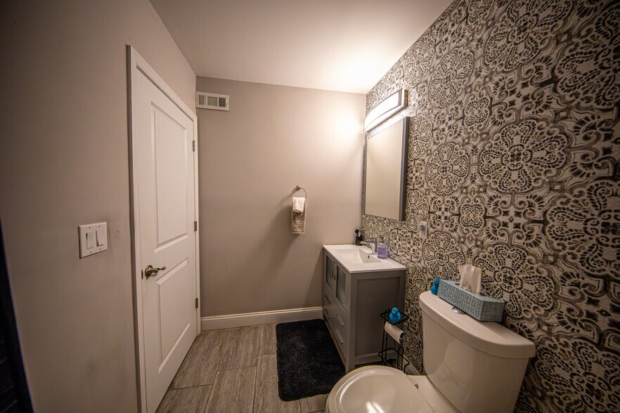 2nd floor full bath - 2137 Sears St