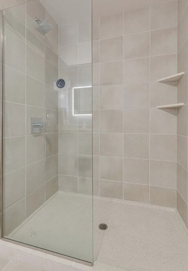 Building Photo - Highrise Condo in the Heart of Music City!