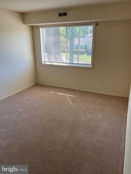 Building Photo - 2025 N Lincoln St