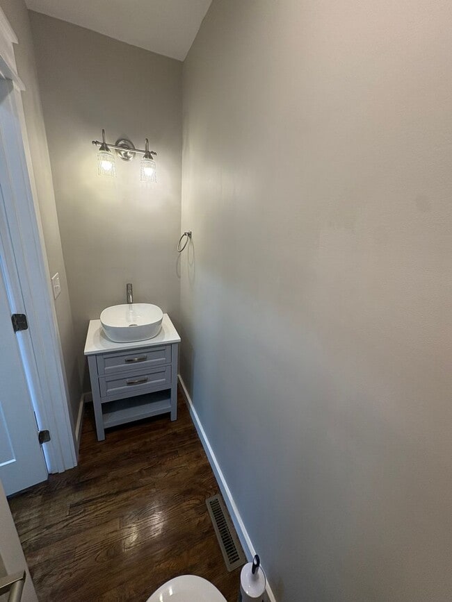 Building Photo - Historic Charm Meets Modern Living – Steps from Downtown Bristol!