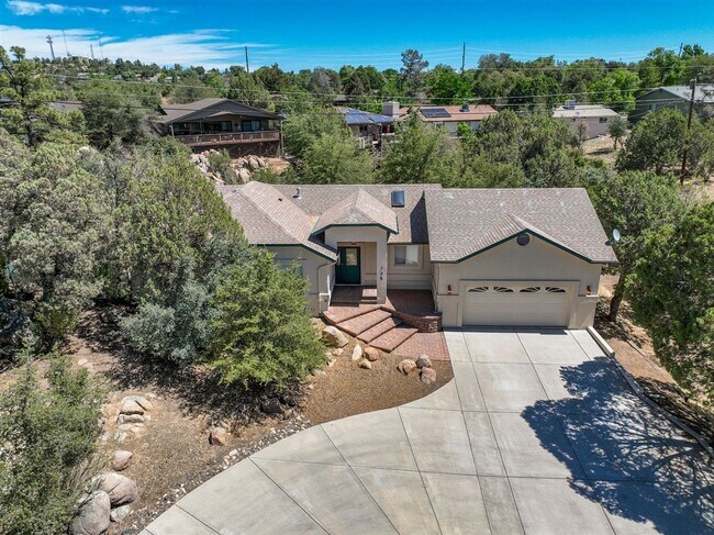 Building Photo - Immaculate 3 bedroom, 2 bath home in Presc...