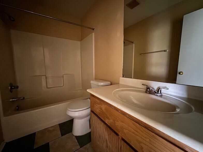 Building Photo - 2801 Alma Dr