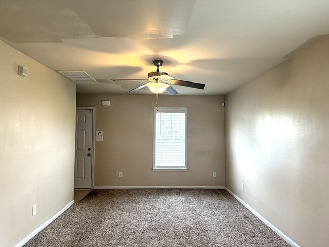 Building Photo - End Unit! Screened Porch!