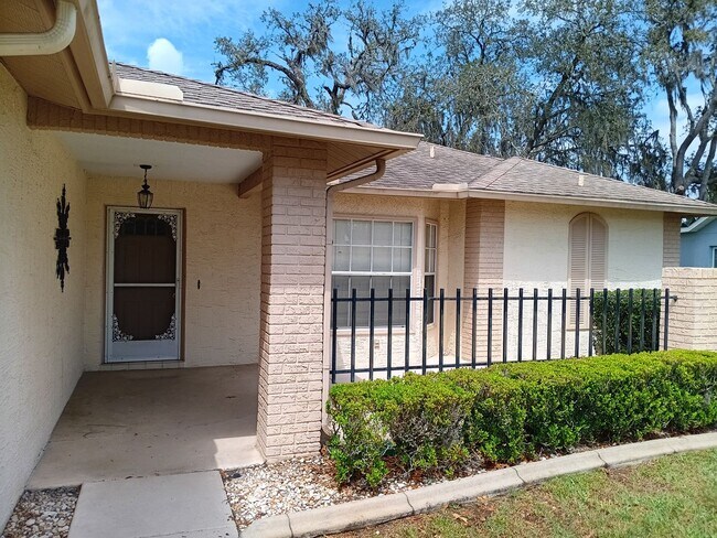 Building Photo - 2 bedroom 2 bathroom Large House for rent ...