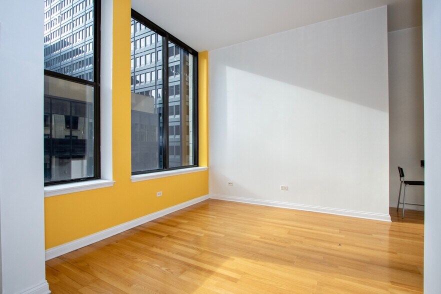 Building Photo - 8 W Monroe St