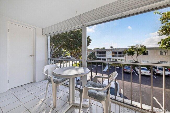 Building Photo - 6417 Bay Club Dr
